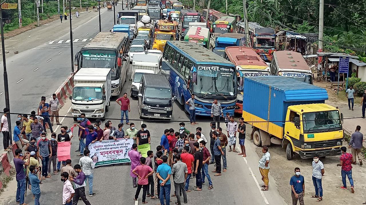 জাবি শিক্ষার্থীকে মারধরের প্রতিবাদে মানববন্ধন ও মহাসড়ক অবরোধ