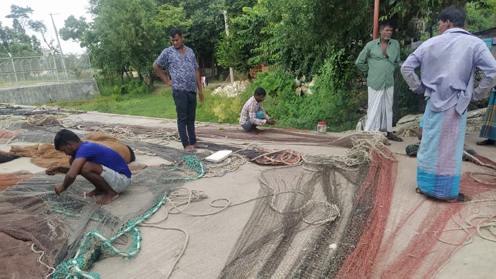 পঞ্চাশ হাজার জেলের ভরসা চড়া সুদে ঋণ