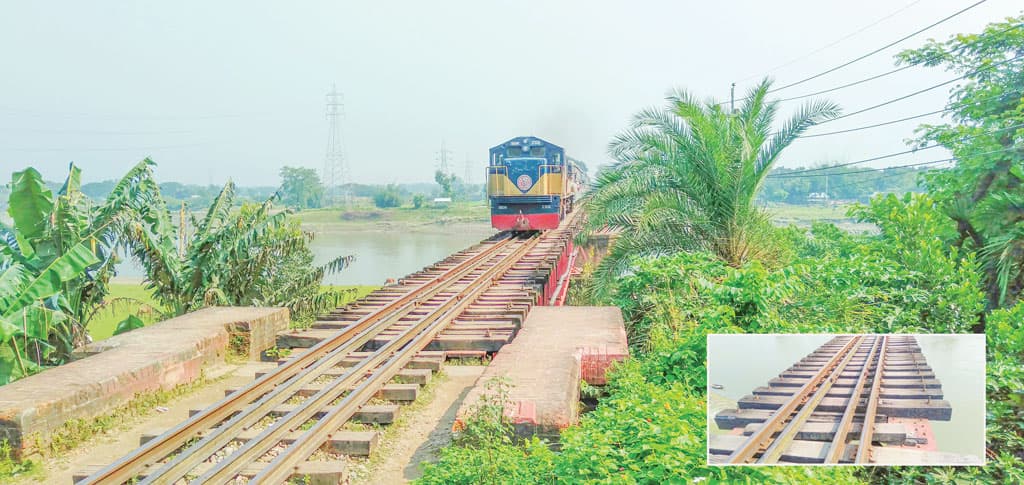 ঝুঁকিতে শতবর্ষী রেল সেতু