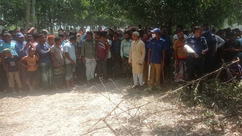 আম গাছে ঝুলে ছিল গলায় বেল্ট আটকানো মাটিতে হাঁটু ছোঁয়া মরদেহ