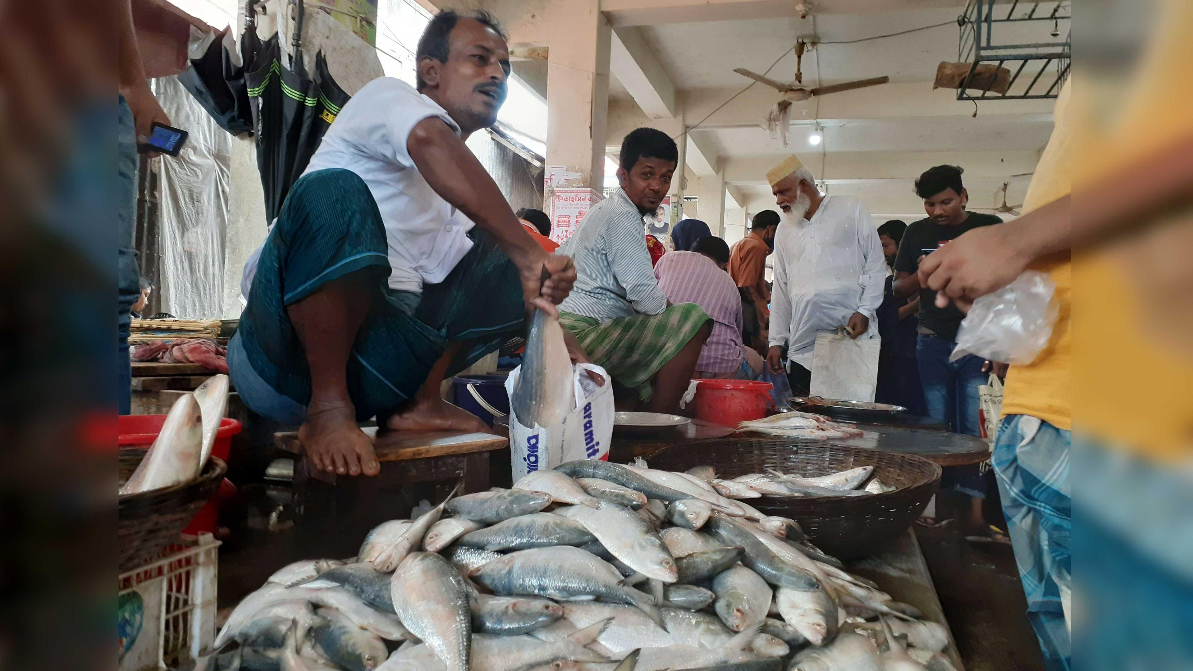 শেষ সময়ে ইলিশ কিনতে ক্রেতাদের ভিড়