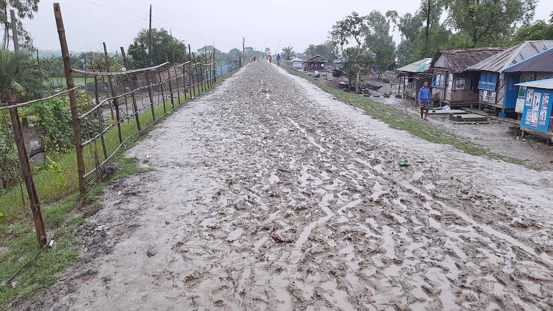 রাস্তায় হাঁটুকাদা, দুর্ভোগ