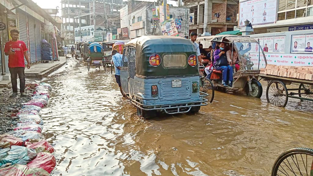 বৃষ্টি ছাড়াই হাঁটুপানি রাস্তায়