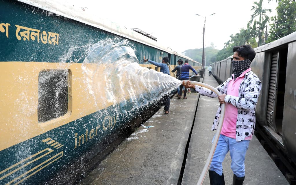 বন্ধেও চলবে ট্রেন