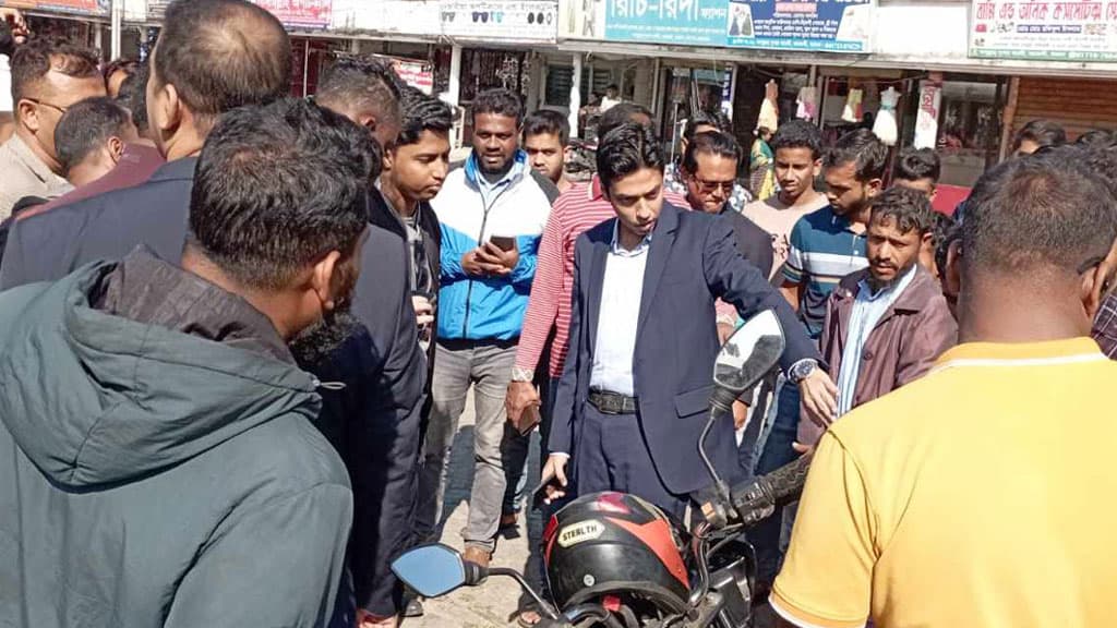 বরগুনা-১: আচরণবিধি লঙ্ঘনের দায়ে শ্রমিক লীগ ও ছাত্রলীগের ২ নেতাকে জরিমানা