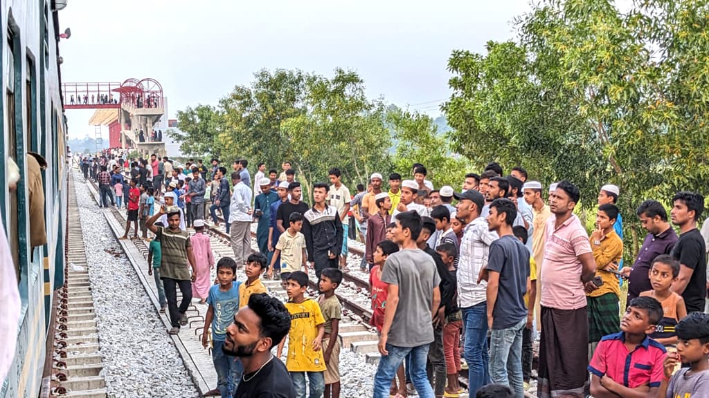 প্রথম ট্রেন গেল কক্সবাজারে, হুইসেল বাজতেই উচ্ছ্বসিত মানুষ