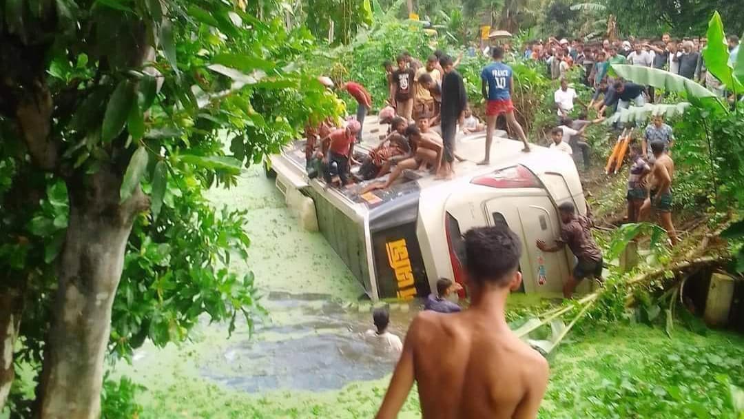 গৌরনদীতে দুটি যাত্রীবাহী বাসের মুখোমুখি সংঘর্ষে আহত ২৭ 