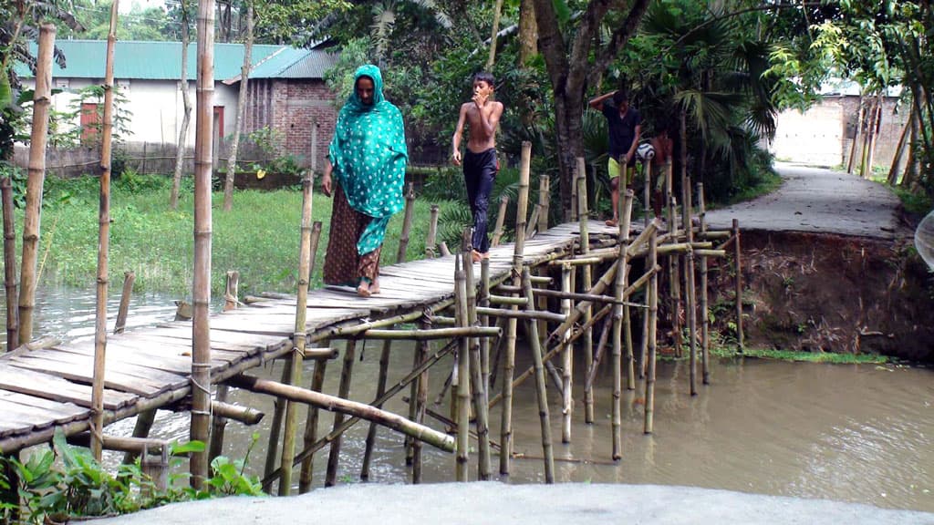 নড়বড়ে সাঁকোয় ঝুঁকি  নিয়ে চলছে পারাপার