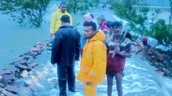 খুলনায় বাঁধ ভেঙে ২০টি গ্রাম প্লাবিত, ব্যাপক ক্ষয়ক্ষতি