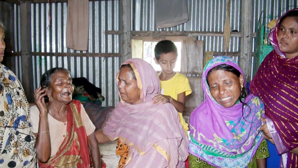 উল্লাপাড়ায় বজ্রপাতে নিহতদের দাফন সম্পন্ন, এলাকায় শোক