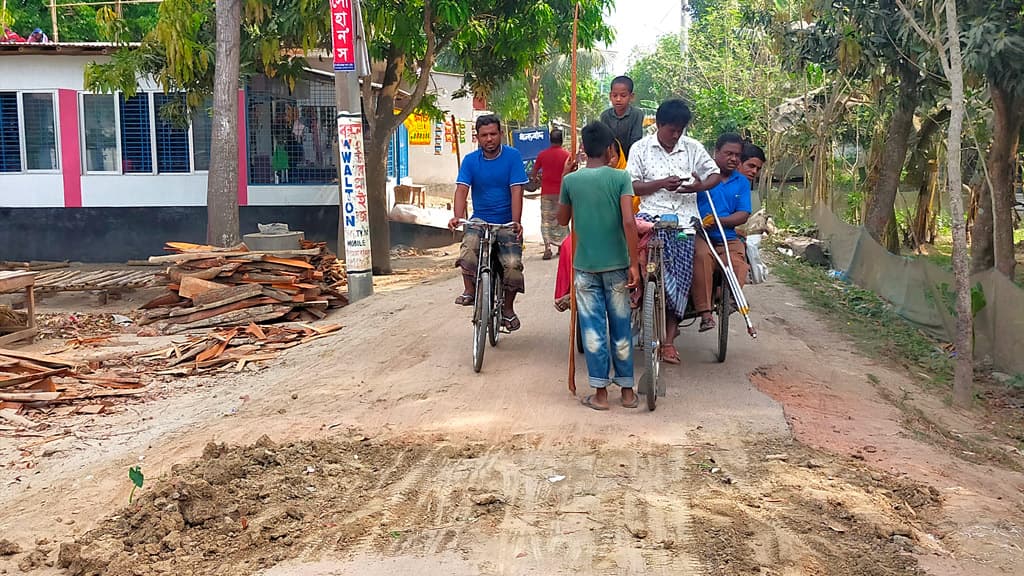 সড়কে মাটি ফেলে টাকা আদায়