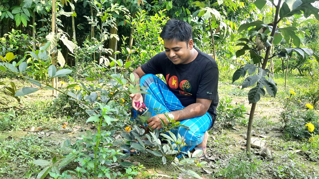 শুরু টিফিনের টাকায়, সংগ্রহে এখন ৩৪৫ প্রজাতির গাছ