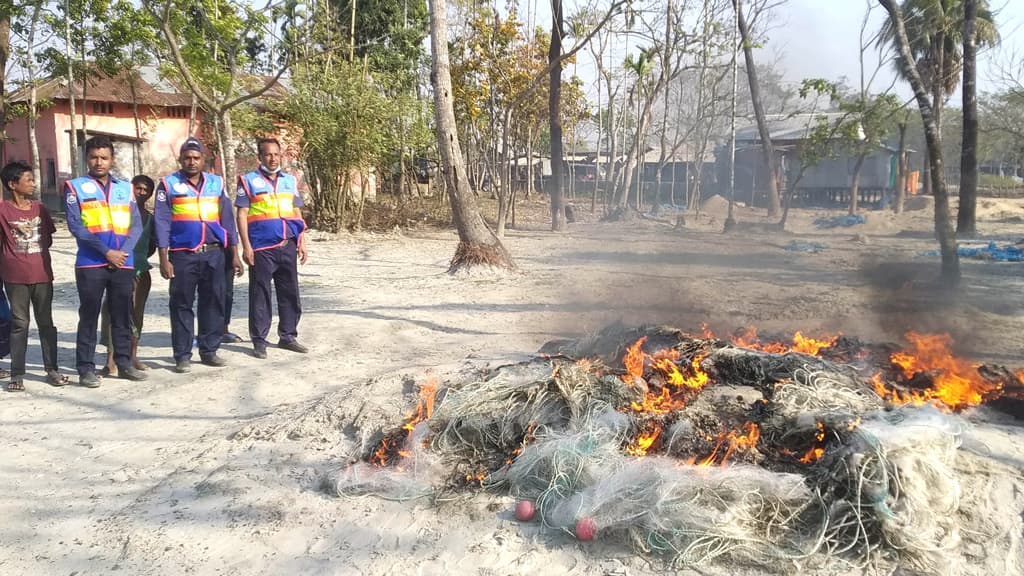 হাতিয়ায় ২ লাখ ৬৬ হাজার মিটার কারেন্ট জাল জব্দ