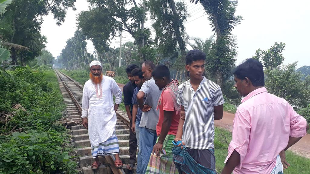 শ্রীপুরে রেললাইনের পাশে পড়ে আছে যুবকের পা বিচ্ছিন্ন মৃতদেহ 