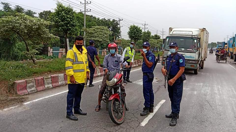 ঢাকা-টাঙ্গাইল মহাসড়কে ট্রাফিক পুলিশের কড়াকড়ি