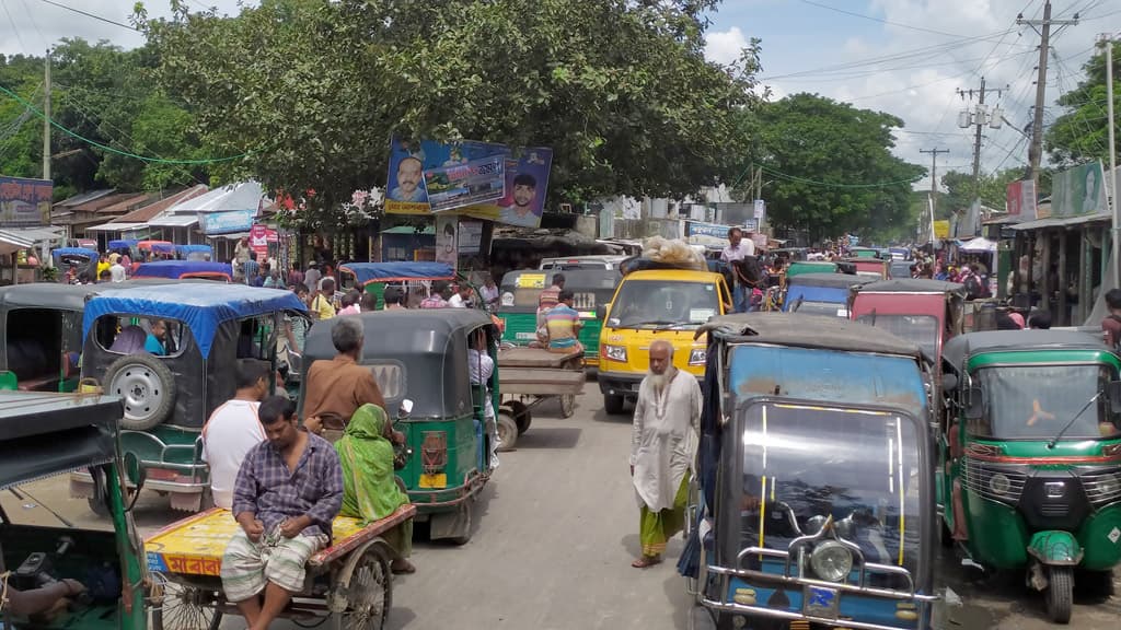 প্রধান সড়ক দখল করে অটোরিকশা স্ট্যান্ড, জনভোগান্তি চরমে