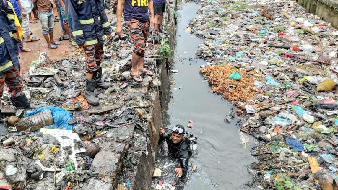 রাজধানীতে ড্রেনে পড়ে যুবক নিখোঁজ