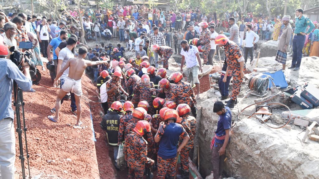 রাজশাহীতে দেয়ালচাপায় শ্রমিক নিহত, নিখোঁজ আরও কয়েকজন 