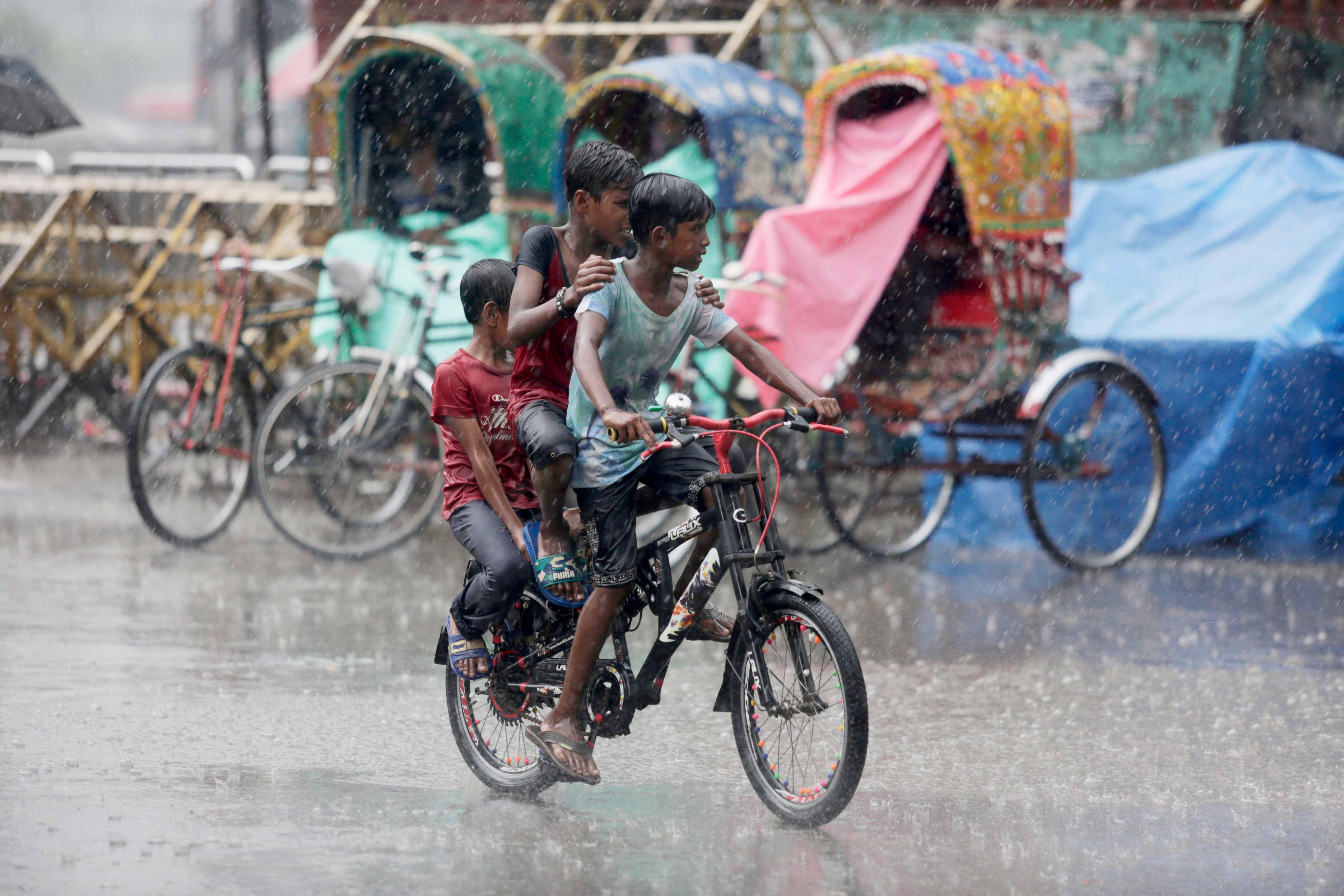 সন্ধ্যা থেকে কমতে পারে বৃষ্টির প্রবণতা