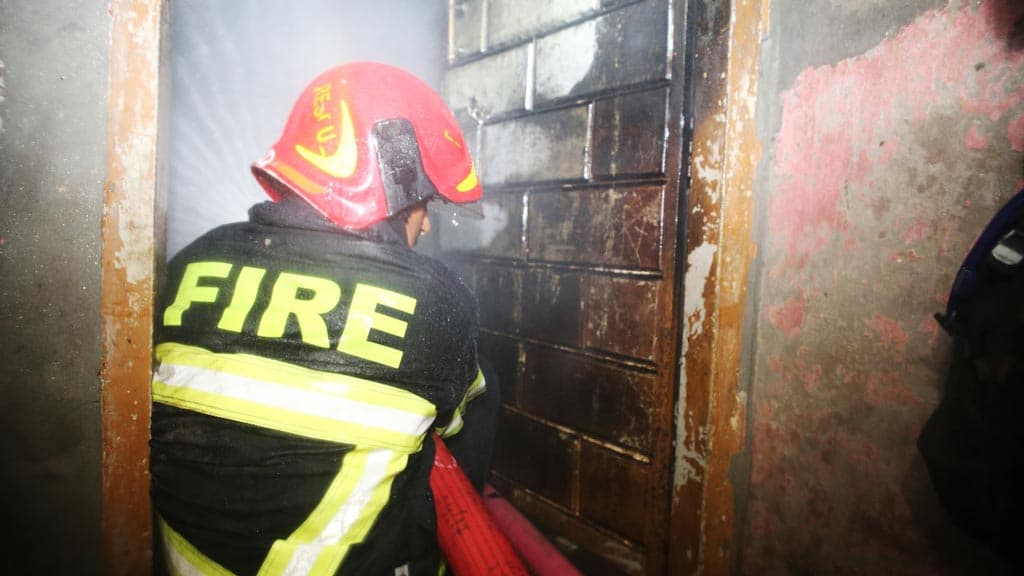 বঙ্গবাজারের বরিশাল প্লাজায় আগুন, ৪০ মিনিট পর নিয়ন্ত্রণে 