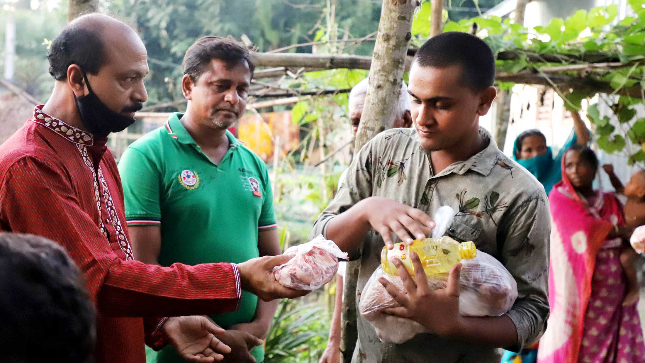 একঘরে করে রাখা সেই ৯ পরিবারকে খাদ্য সহায়তা দিলেন মেয়র ও ওসি