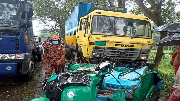 শায়েস্তাগঞ্জে সড়ক দুর্ঘটনায় নিহতদের পরিবারকে প্রশাসনের সহায়তা