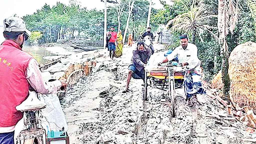 দাকোপে কাদাভরা রাস্তা দেখার কেউ নেই