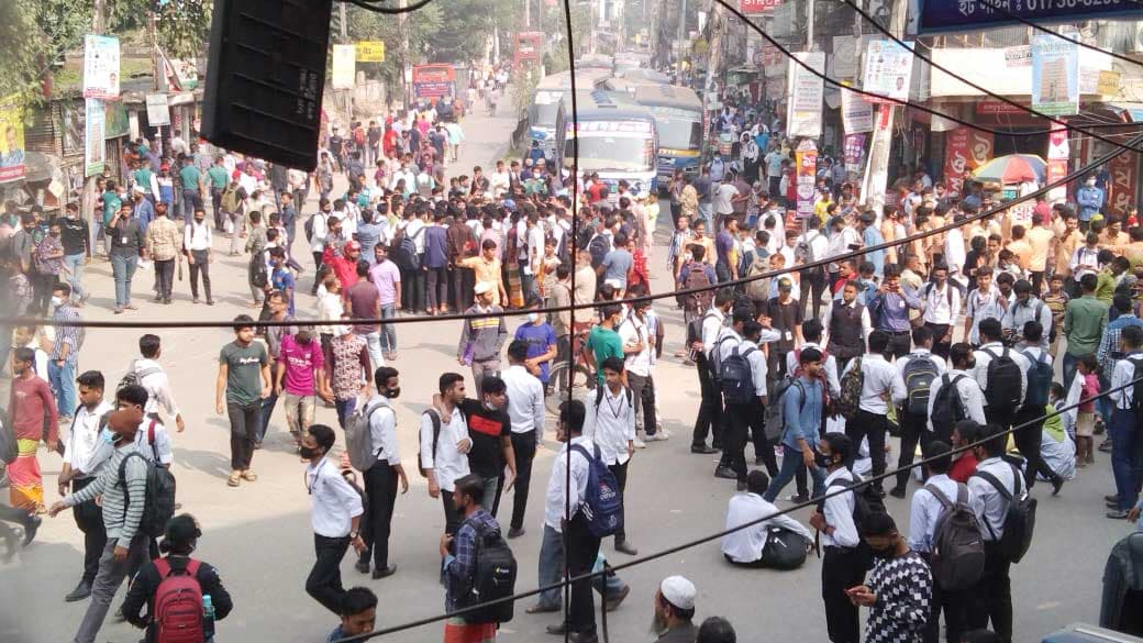 ‘হাফ পাস’ ভাড়ার দাবিতে মোহাম্মদপুর বাসস্ট্যান্ডে শিক্ষার্থীদের অবরোধ