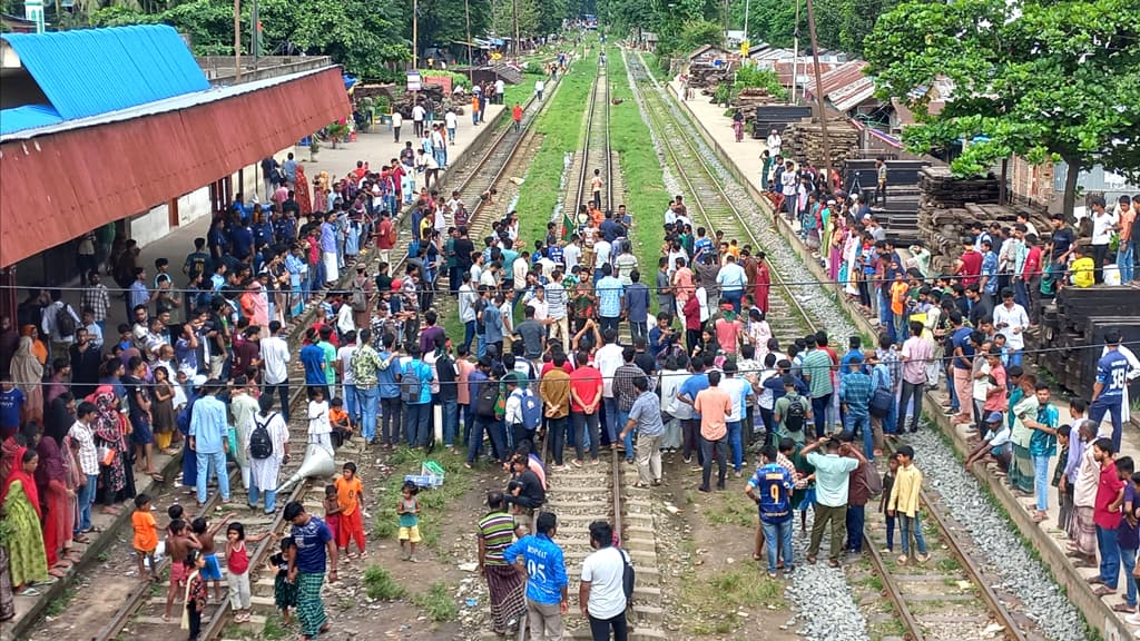 রেলপথ অবরোধ চট্টগ্রাম বিশ্ববিদ্যালয় শিক্ষার্থীদের