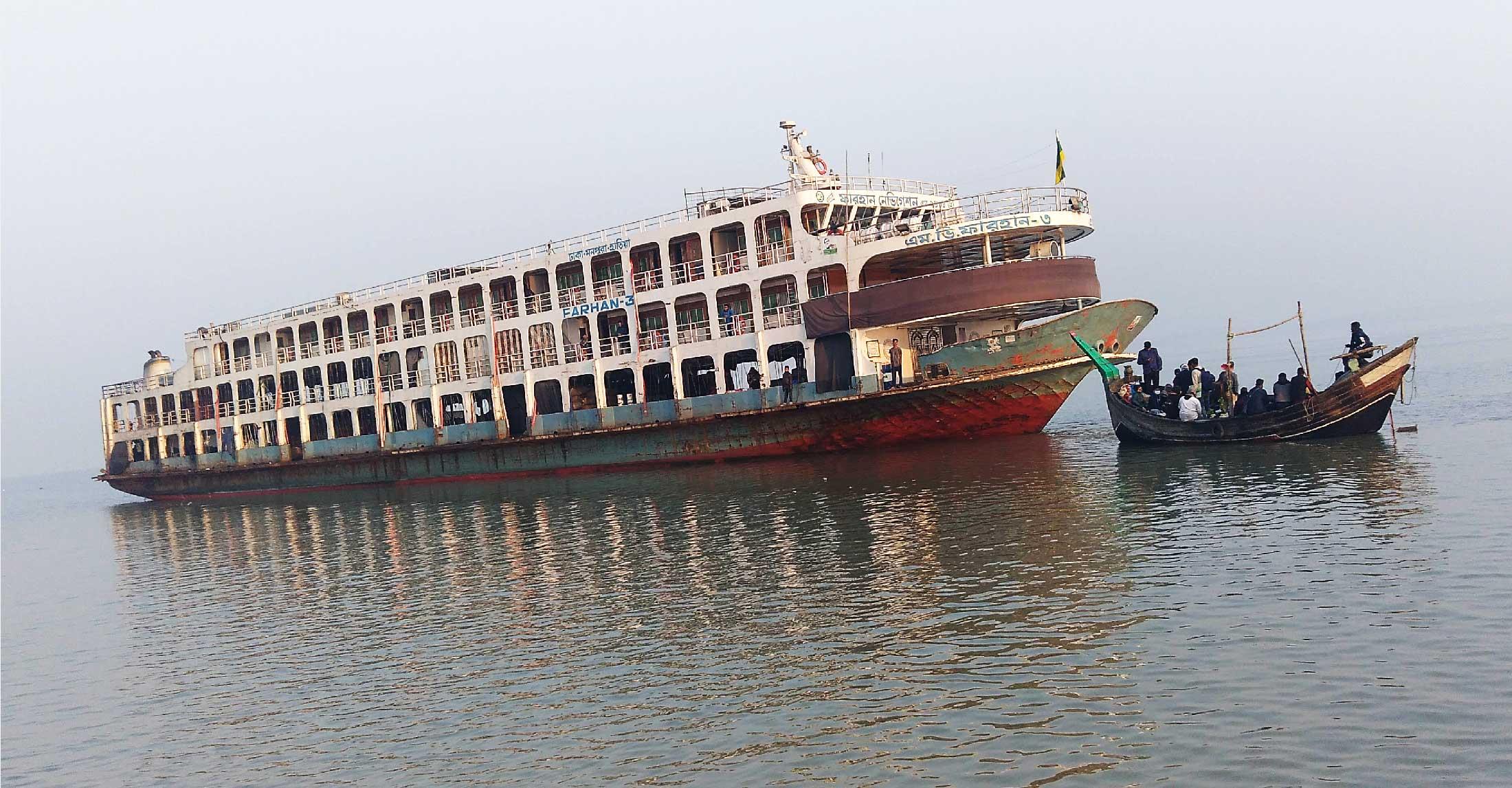 ডুবোচরের কারণে ঢাকা-হাতিয়া রুটে যাত্রীদের দুর্ভোগ চরমে