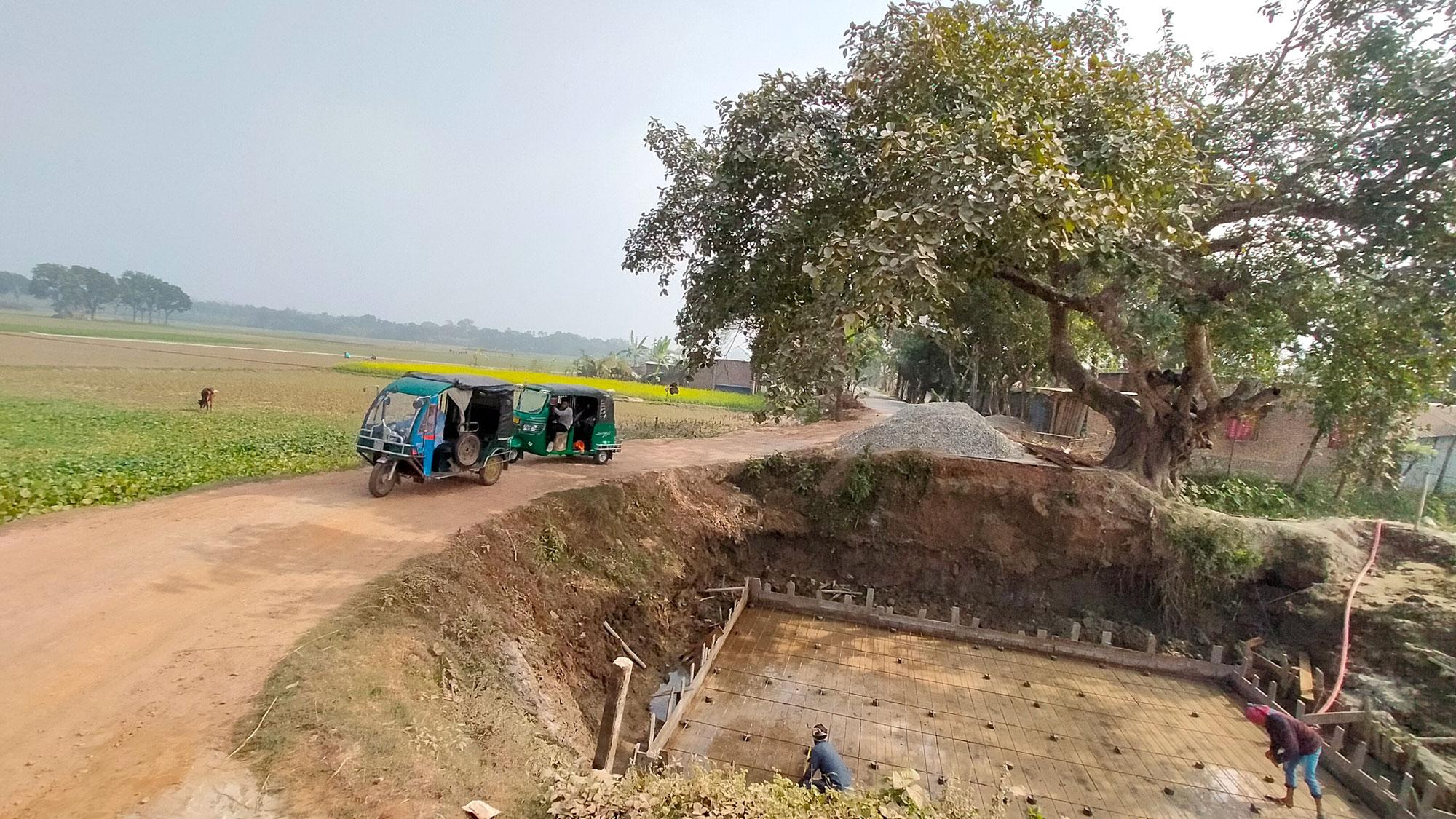 কচ্ছপ গতিতে চলছে সেতুর কাজ