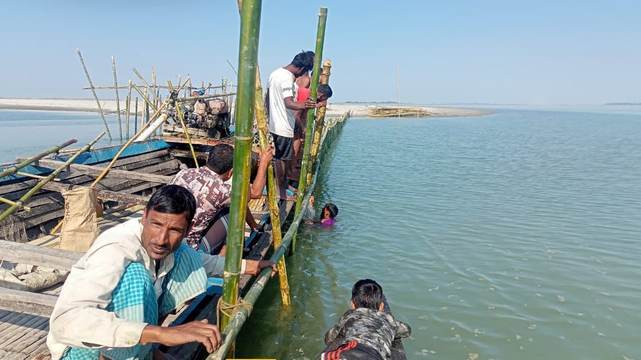 পাশে নেই পাউবো, ভাঙন ঠেকাতে চলছে বাঁশ পোঁতা