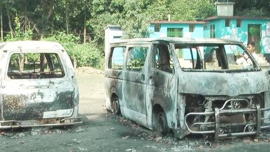 পুলিশের ওপর পরাজিতের হামলা, মাইক্রোবাসে আগুন