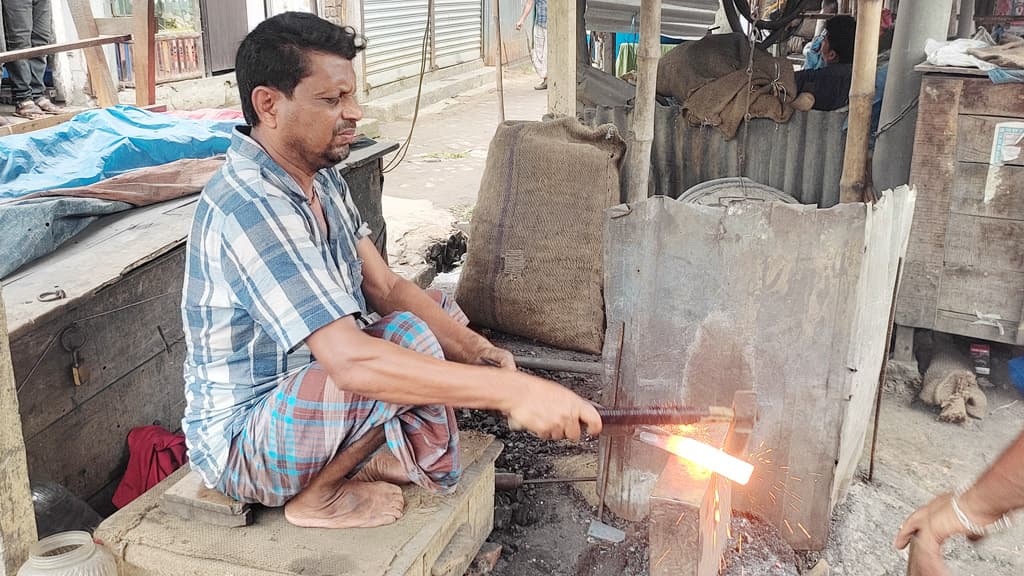 টুংটাং শব্দে মুখরিত কামারপট্টি, ভালো বেচাকেনার আশা