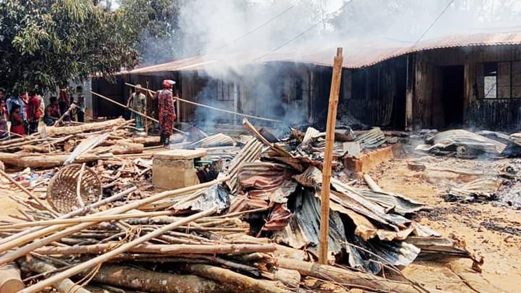 বাহুবলে আশ্রয়ণ প্রকল্পের ১০ ঘরে আগুন