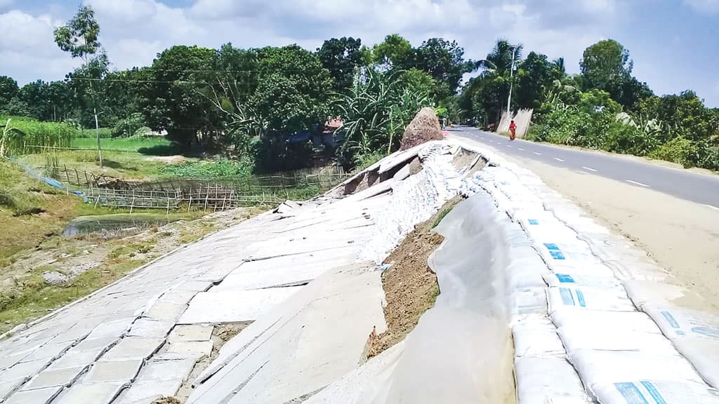 উদ্বোধনের আগেই সড়কের ঢালে ধস