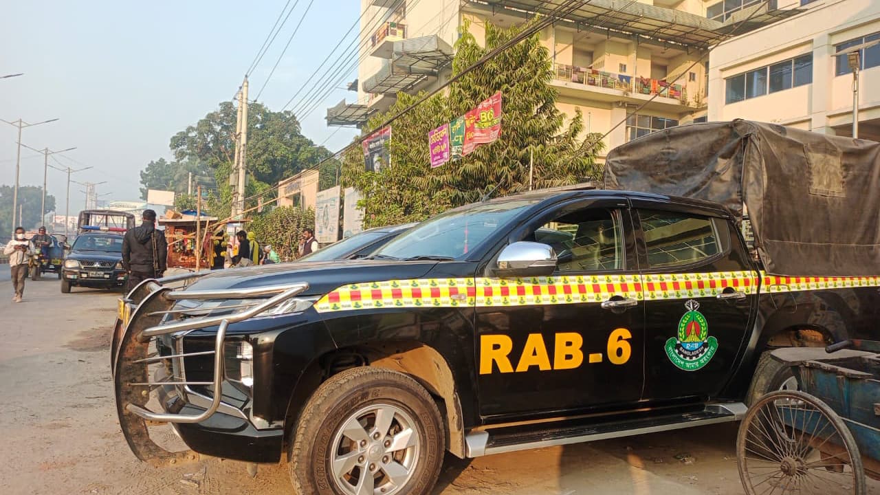 মাদক আছে সন্দেহে পিকআপ ভ্যানকে ধাওয়া, দুই র‍্যাব সদস্যসহ নিহত ৩