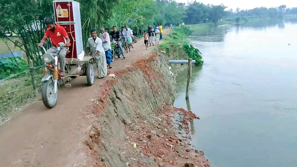 যমুনেশ্বরী ভাঙছে পাকা সড়ক হুমকিতে তিন শতাধিক বাড়ি