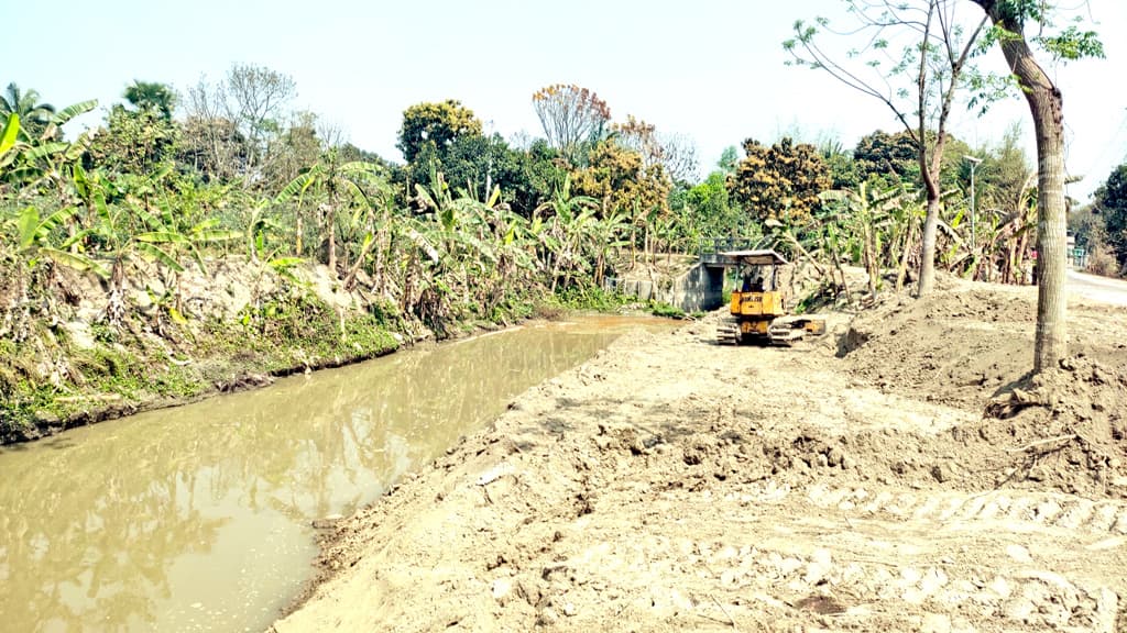 খালের মুখ ভরাটে ৪ বিলের ফসলে জলাবদ্ধতার আশঙ্কা