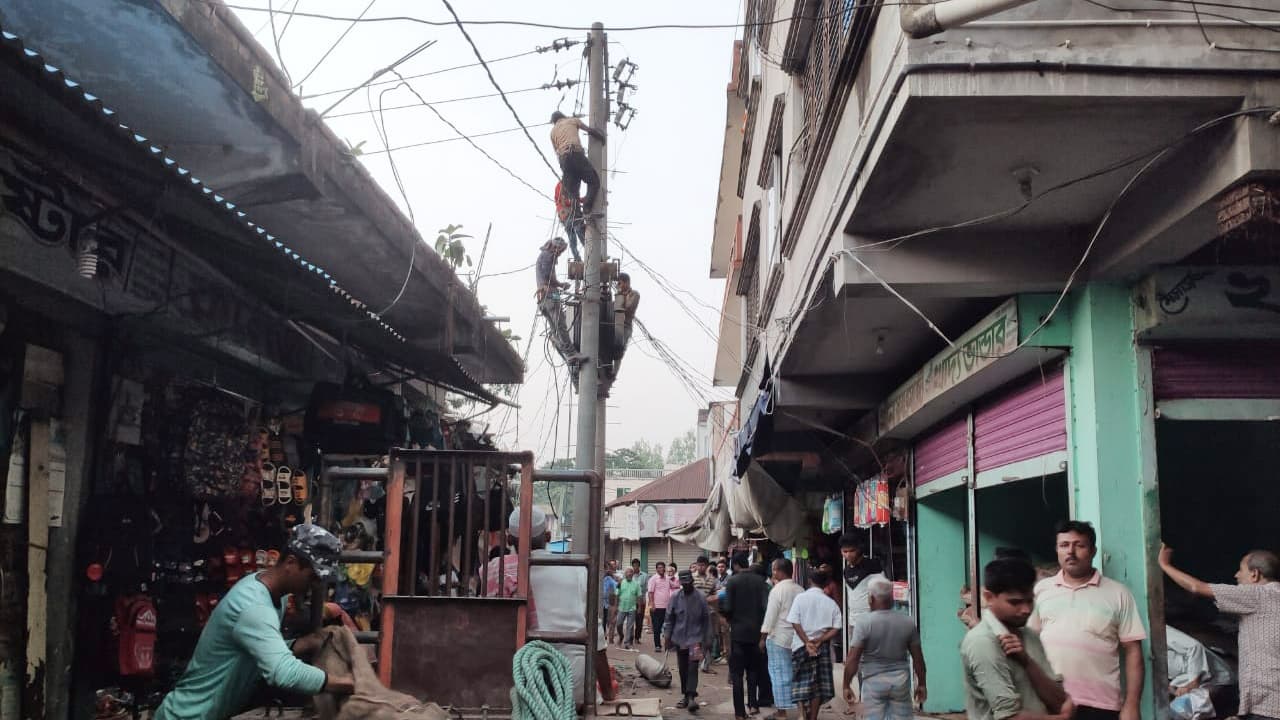 রাস্তার মাঝখানে বসানো হলো বৈদ্যুতিক খুঁটি