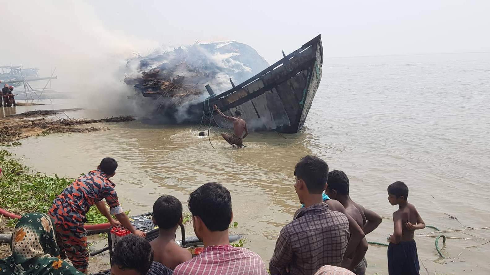 চাঁদা না পেয়ে ট্রলারে আগুন