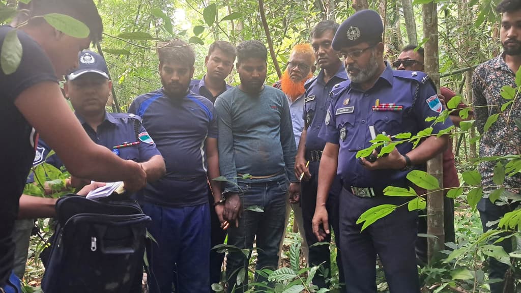 ডিবি পরিচয়ে ব্যবসায়ীর টাকা ছিনতাই, ২ কারারক্ষী গ্রেপ্তার