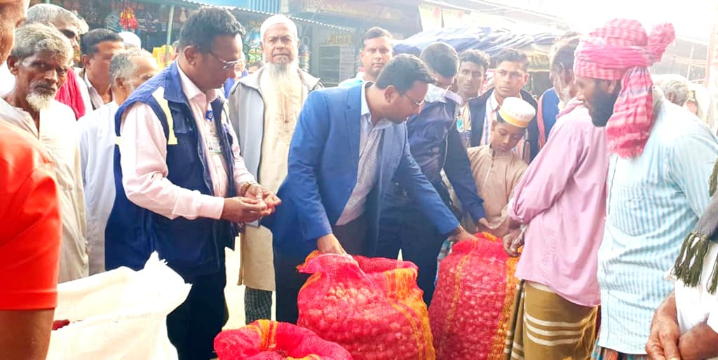 ফরিদপুরে এক দিনের ব্যবধানে মণপ্রতি পেঁয়াজের দাম কমল ৮০০ টাকা