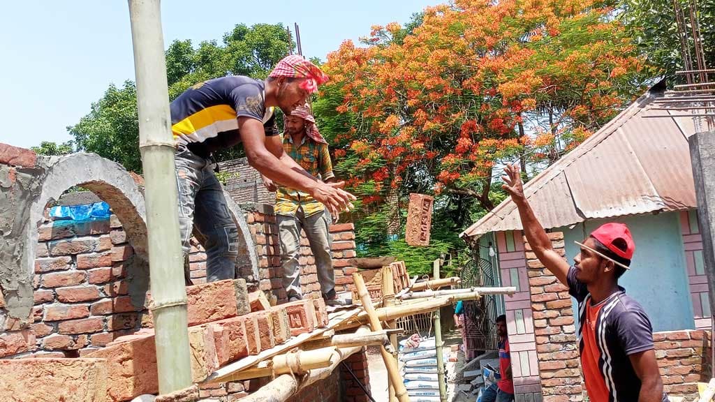 ‘না খাটলে মুখে ভাত ওঠে না, গরিবের আবার দিবস কিসের’