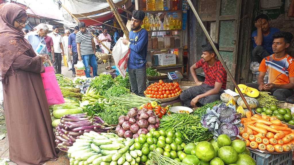 দুই হাত ঘুরে পণ্যের দাম বাড়ে তিন গুণ