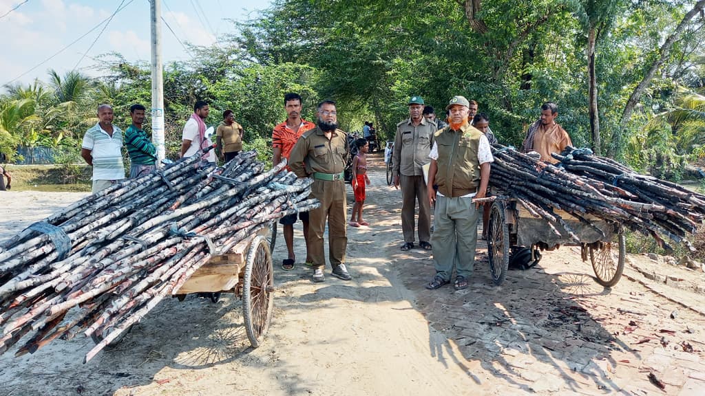 কয়রায় সুন্দরবনের কর্তন নিষিদ্ধ গরান কাঠ জব্দ