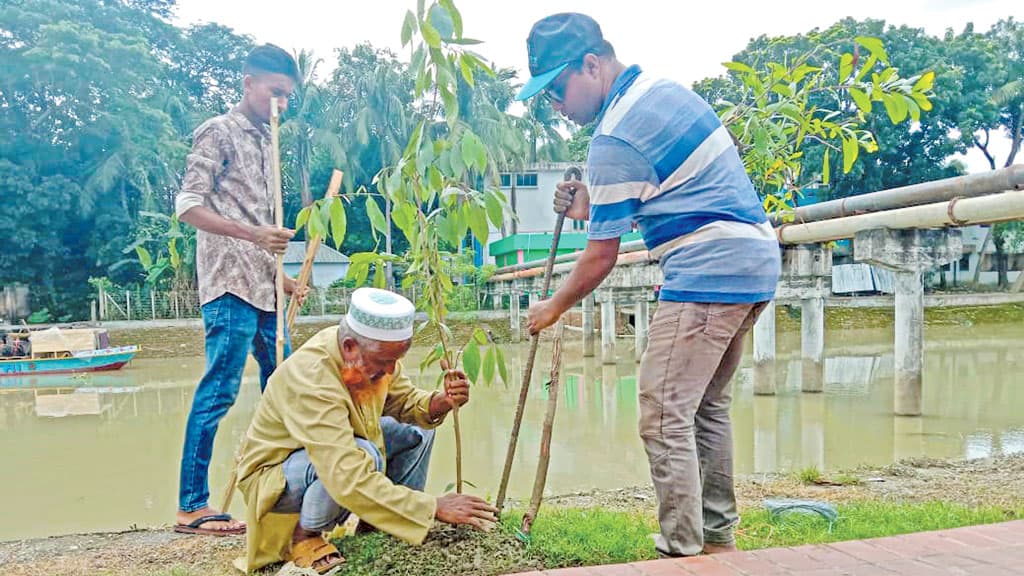 গাছের চারা রোপণ তাঁর নেশা