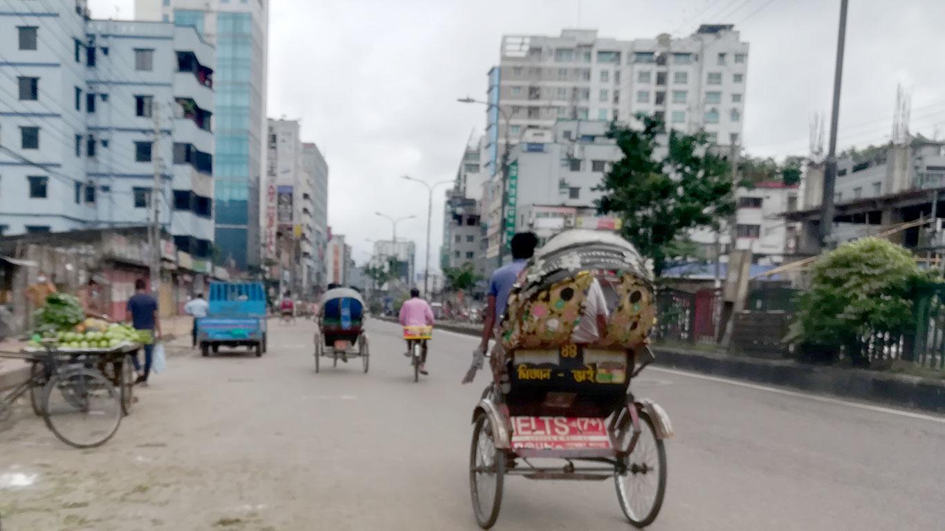 লকডাউনের অষ্টম দিনে ফাঁকা সড়ক, বাজারে ভিড় 