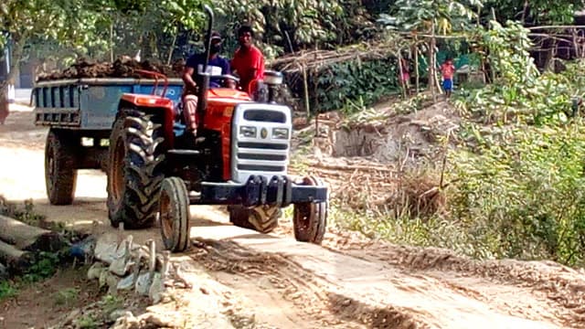 অবৈধ যানে গ্রামীণ সড়ক নষ্ট