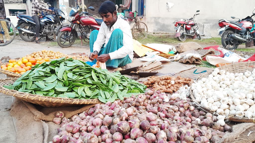 দৌলতপুরে রাত পোহাতেই পেঁয়াজের দাম কমল ২০ টাকা